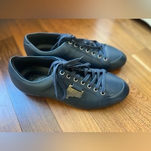 Versace like new size 42 men’s lifestyle shoe. Ships for free!